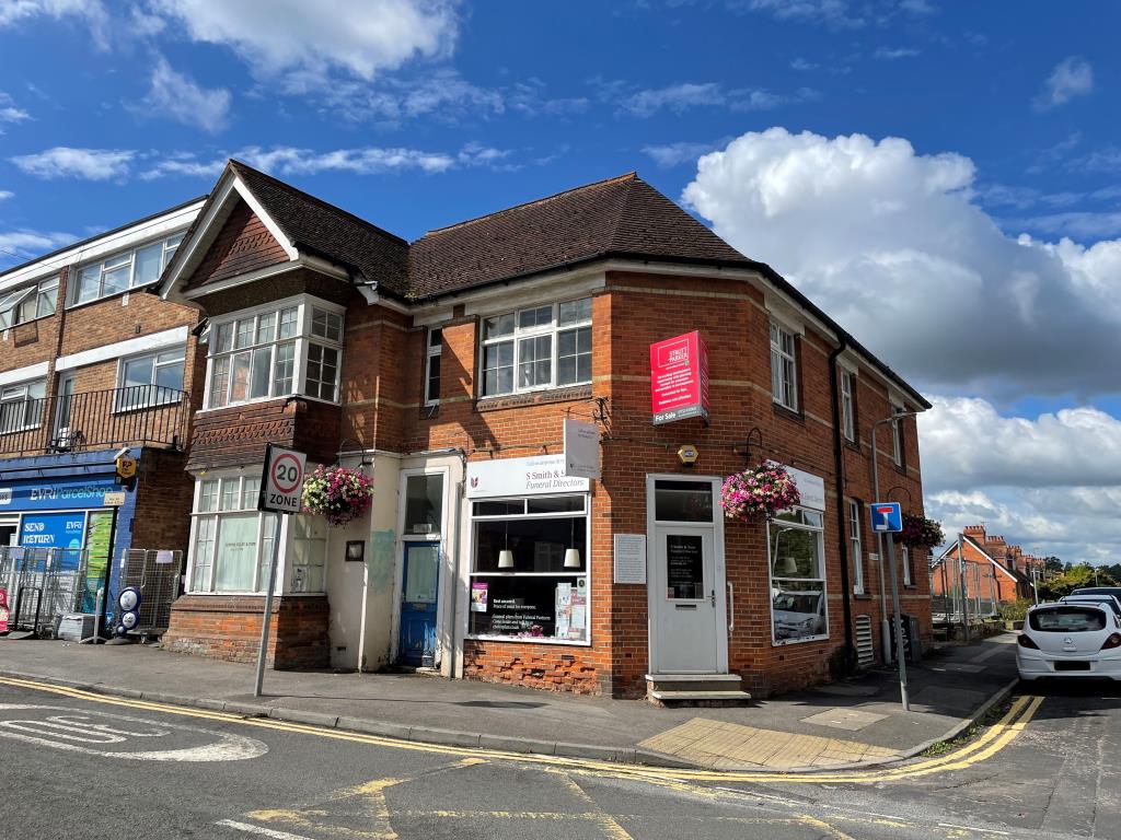 Lot: 140 - COMMERCIAL PROPERTY WITH PLANNING CONSENT FOR CONVERSION TO FLATS - Corner property with commercial unit on ground floor and upper parts